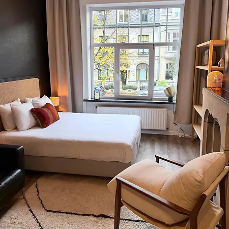 Cosy 2-bedroom For 4 Guests Near Sint-pieters Station, Perfect For Exploring Historic Appartement
