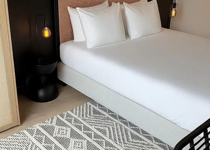 Cosy 2-bedroom For 4 Guests Near Sint-pieters Station, Perfect For Exploring Historic *