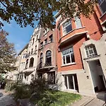 Cosy 2-bedroom For 4 Guests Near Sint-pieters Station, Perfect For Exploring Historic Apartament Gandawa
