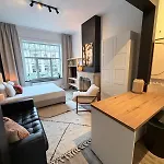 Cosy 2-bedroom For 4 Guests Near Sint-pieters Station, Perfect For Exploring Historic Apartament Gandawa