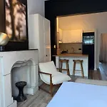 Apartment Cosy 2-bedroom For 4 Guests Near Sint-pieters Station, Perfect For Exploring Historic *