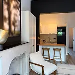 Apartment Cosy 2-bedroom For 4 Guests Near Sint-pieters Station, Perfect For Exploring Historic