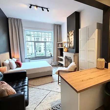 Cosy 2-bedroom For 4 Guests Near Sint-pieters Station, Perfect For Exploring Historic Апартаменты Гент