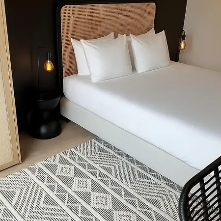 Cosy 2-bedroom For 4 Guests Near Sint-pieters Station, Perfect For Exploring Historic *