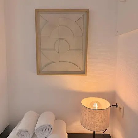 Cosy 2-bedroom For 4 Guests Near Sint-pieters Station, Perfect For Exploring Historic Gand