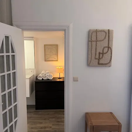 Apartment Cosy 2-bedroom For 4 Guests Near Sint-pieters Station, Perfect For Exploring Historic