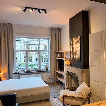 Apartment Cosy 2-bedroom For 4 Guests Near Sint-pieters Station, Perfect For Exploring Historic *