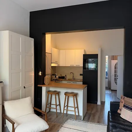 Cosy 2-bedroom For 4 Guests Near Sint-pieters Station, Perfect For Exploring Historic 公寓