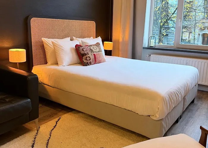 Cosy 2-bedroom For 4 Guests Near Sint-pieters Station, Perfect For Exploring Historic *