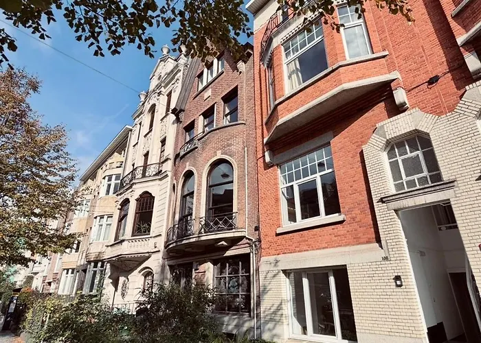 Cosy 2-bedroom For 4 Guests Near Sint-pieters Station, Perfect For Exploring Historic Апартаменты Гент