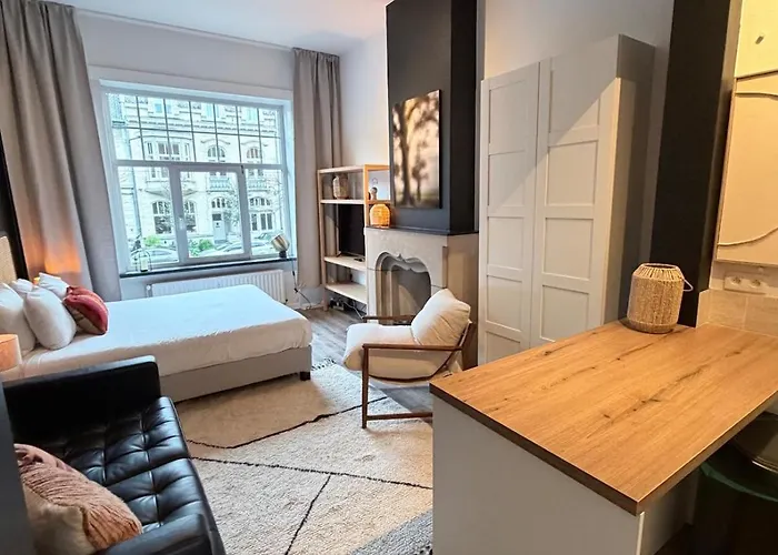 Cosy 2-bedroom For 4 Guests Near Sint-pieters Station, Perfect For Exploring Historic Апартаменты Гент