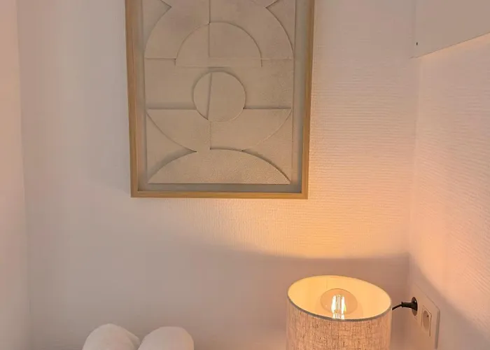 Cosy 2-bedroom For 4 Guests Near Sint-pieters Station, Perfect For Exploring Historic Gand