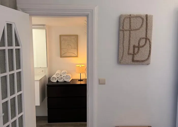 Апартаменты Cosy 2-bedroom For 4 Guests Near Sint-pieters Station, Perfect For Exploring Historic